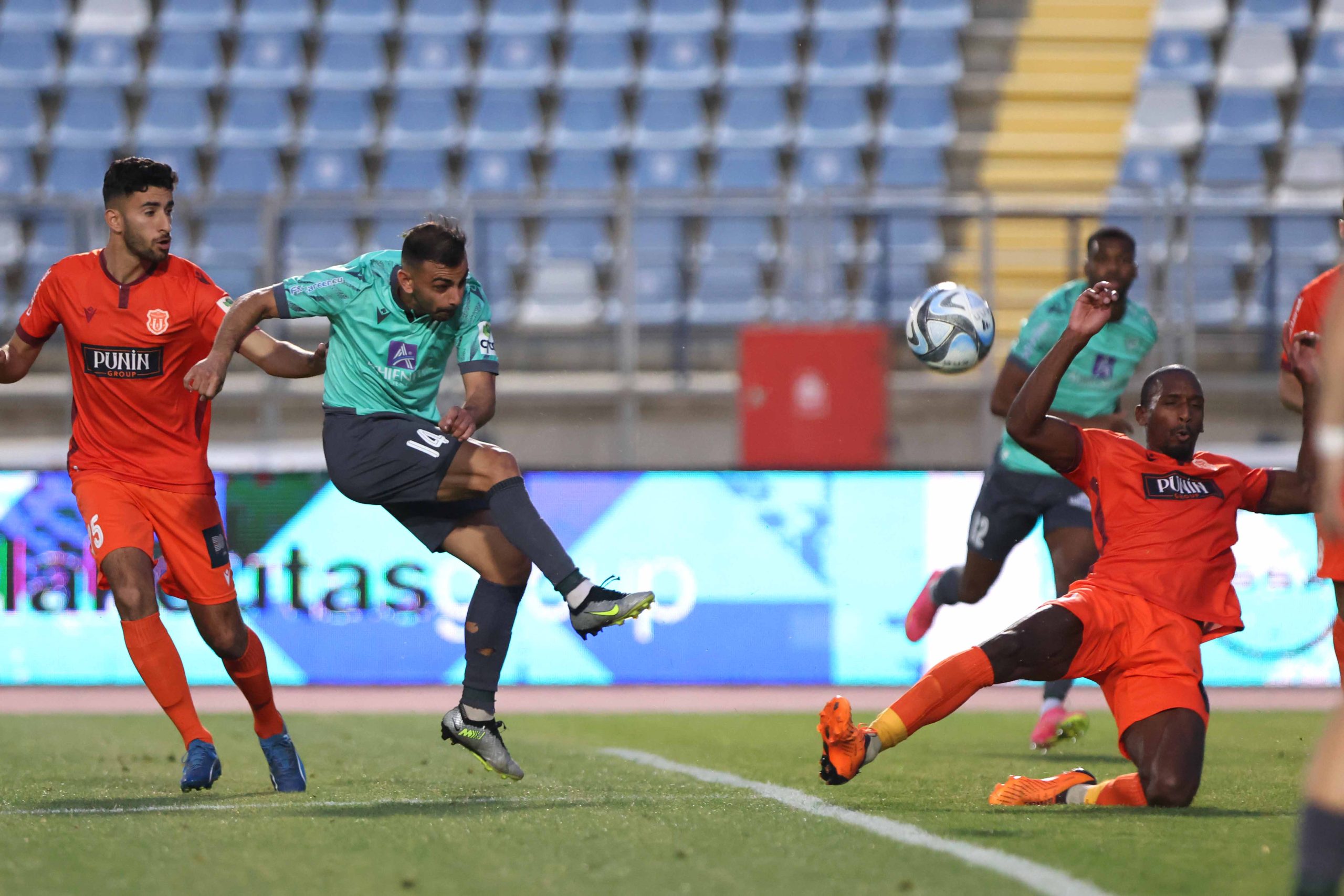 Άφησαν το ποδόσφαιρο και έπιασαν άλλο άθλημα: Παιχνίδι στην Κύπρο έληξε 6-6 με φοβερό τρόπο! (Video)