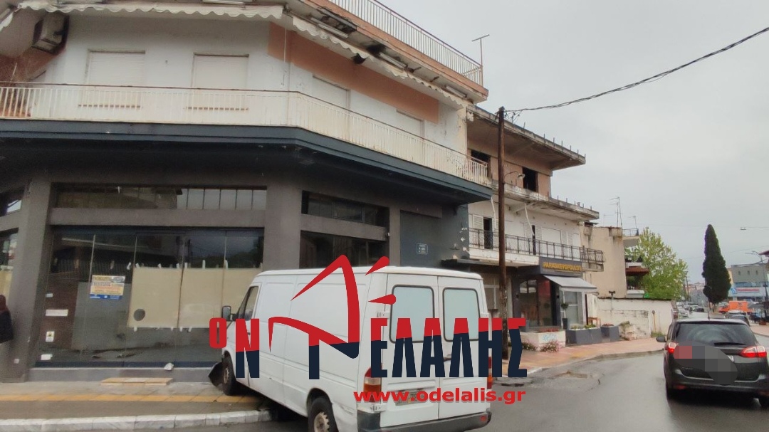 Κατερίνη: Φορτηγάκι έπεσε πάνω σε τζαμαρία καταστήματος (ΦΩΤΟ+Video)