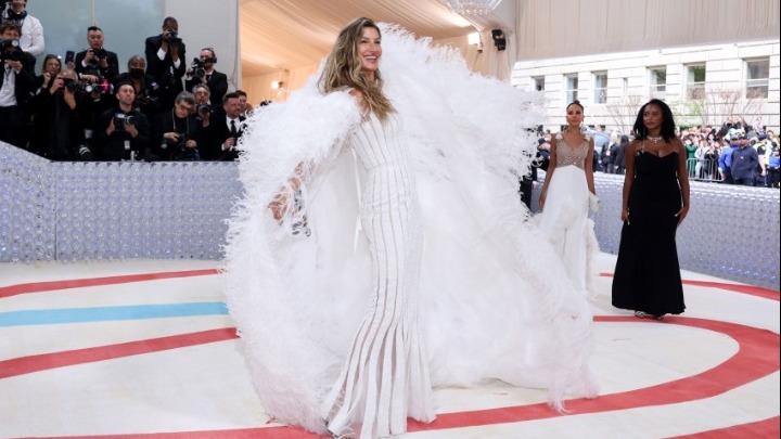 H Gisele και το πασχαλινό κυνήγι των κόκκινων αυγών… (ΦΩΤΟ)