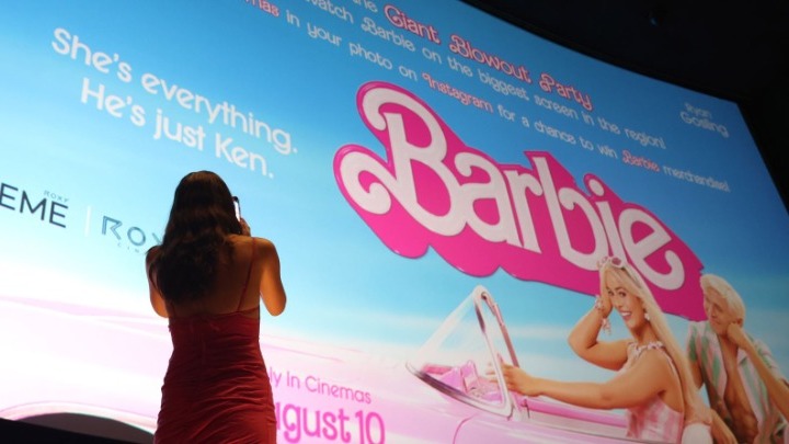 Αφίσα της ταινίας «Barbie» σε δημοπρασία για τα παιδιά του πολέμου