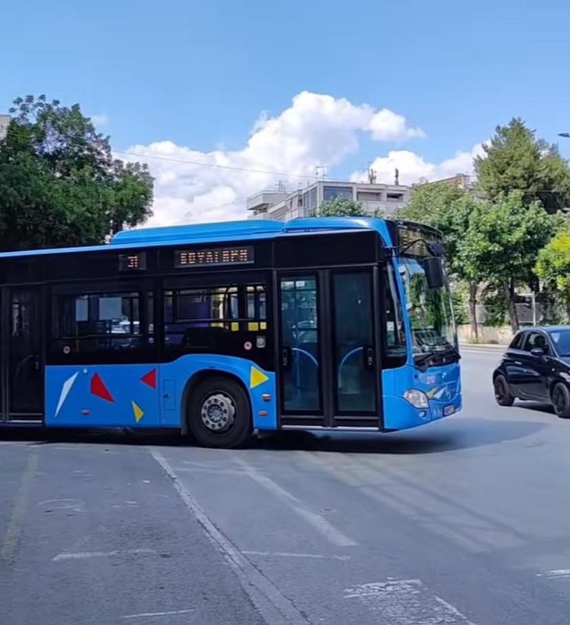 Θεσσαλονίκη: Λεωφορείο του ΟΑΣΘ «έμεινε» στη στροφή (Video)