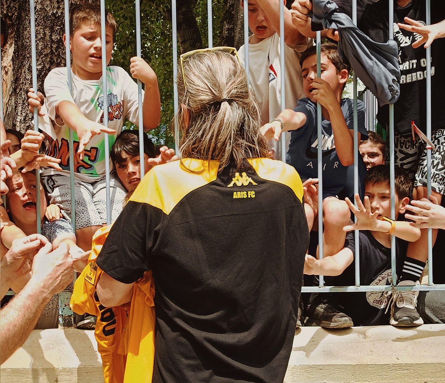 Θεσσαλονίκη: Μοίρασε χαμογέλα και φανέλες ο Άρης σε μικρούς φίλους του (Video)