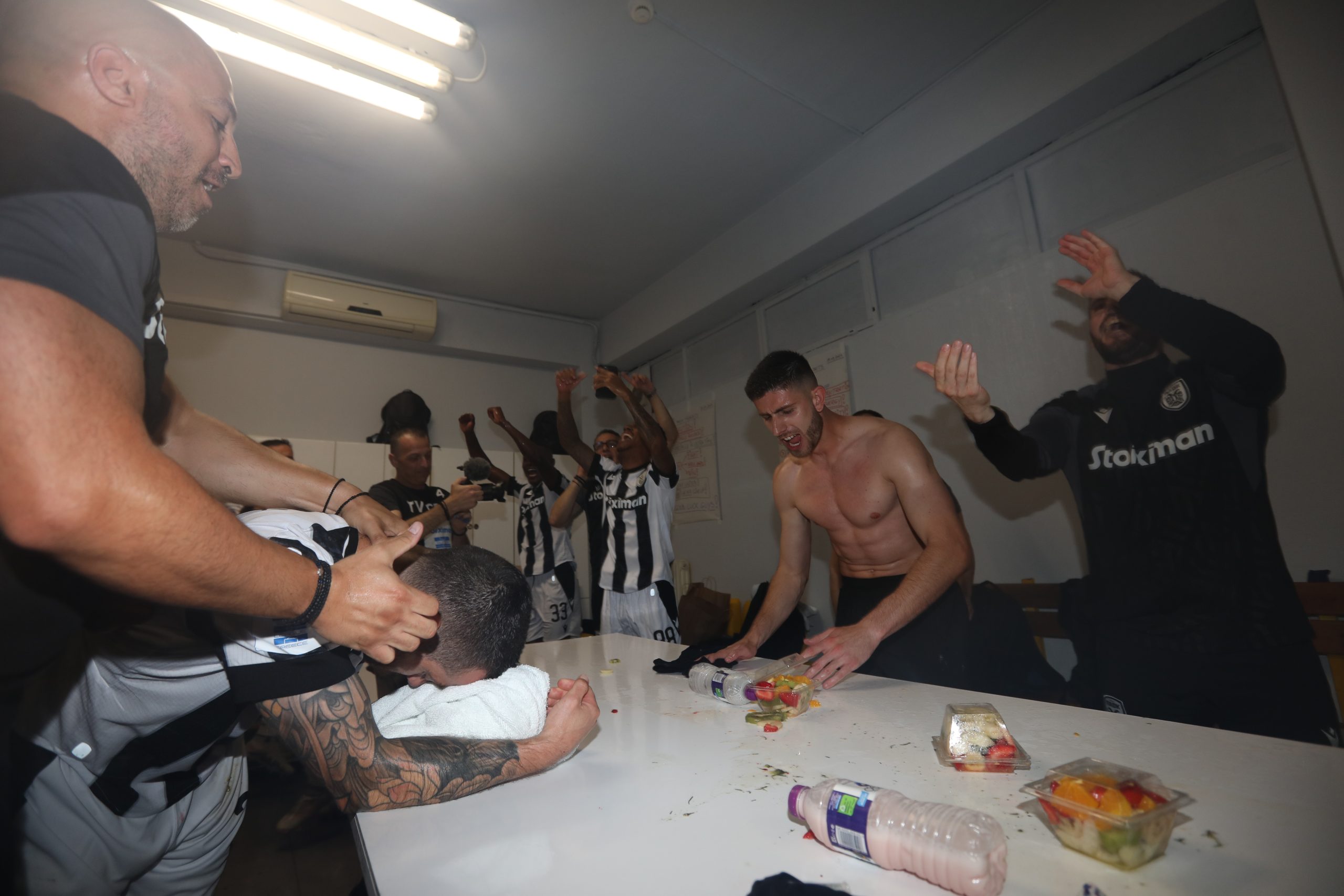 ΠΑΟΚ: Πανηγυρισμοί στα αποδυτήρια του «Βικελίδης» για την κατάκτηση του πρωταθλήματος (ΦΩΤΟ)