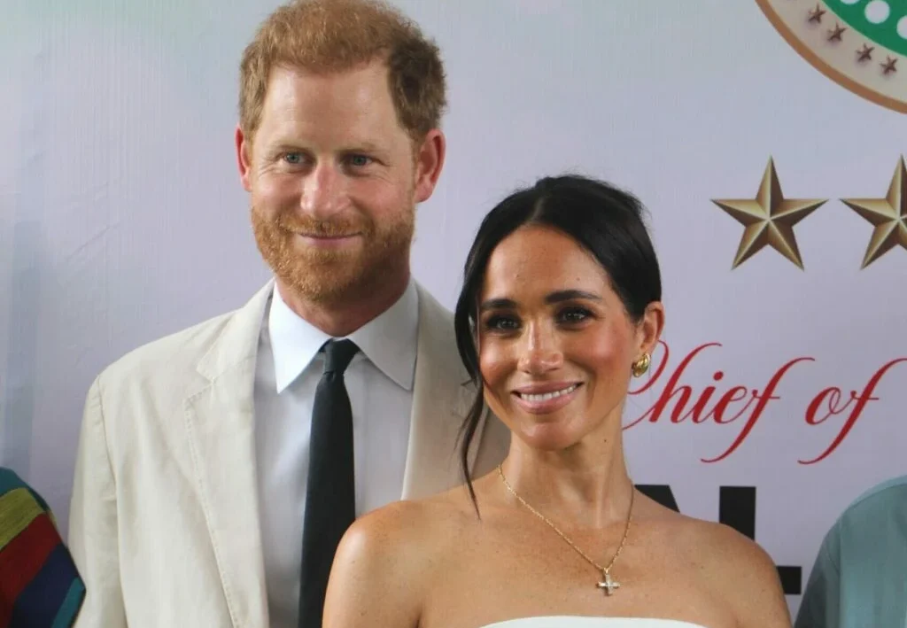 Η Meghan Markle φόρεσε τον διαμαντένιο σταυρό της πριγκίπισσας Diana στη Νιγηρία