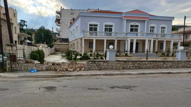 Σέρρες: Φορτηγό «καρφώθηκε» σε τοίχο (ΦΩΤΟ)