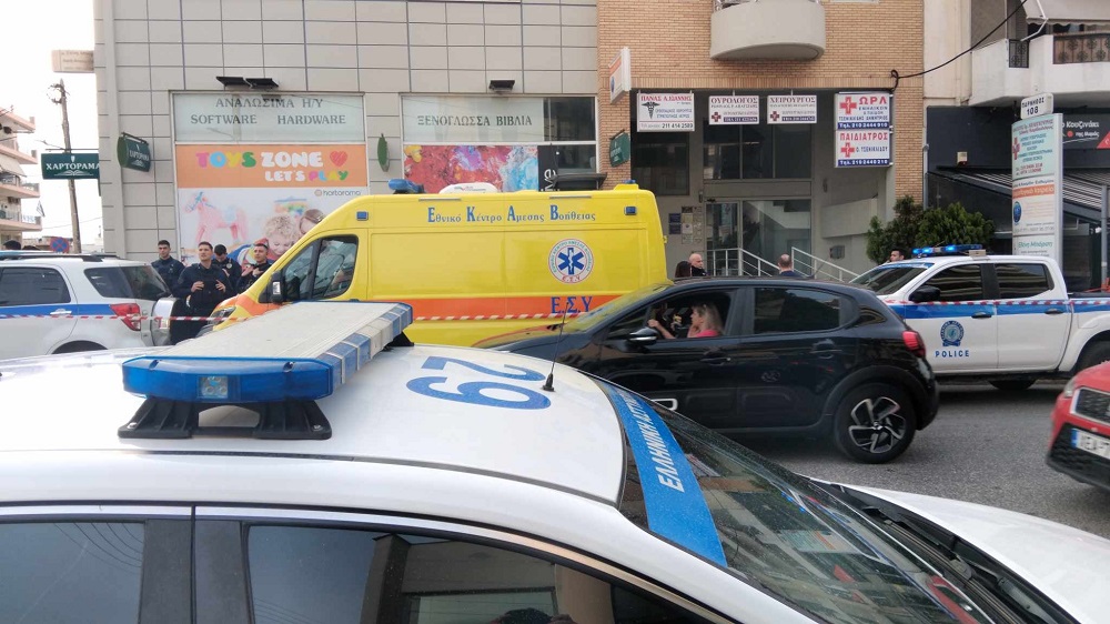 Θρίλερ στο Μενίδι με νεκρή γυναίκα: Βρέθηκε στη μέση του δρόμου με μαχαίρι καρφωμένο στην κοιλιά