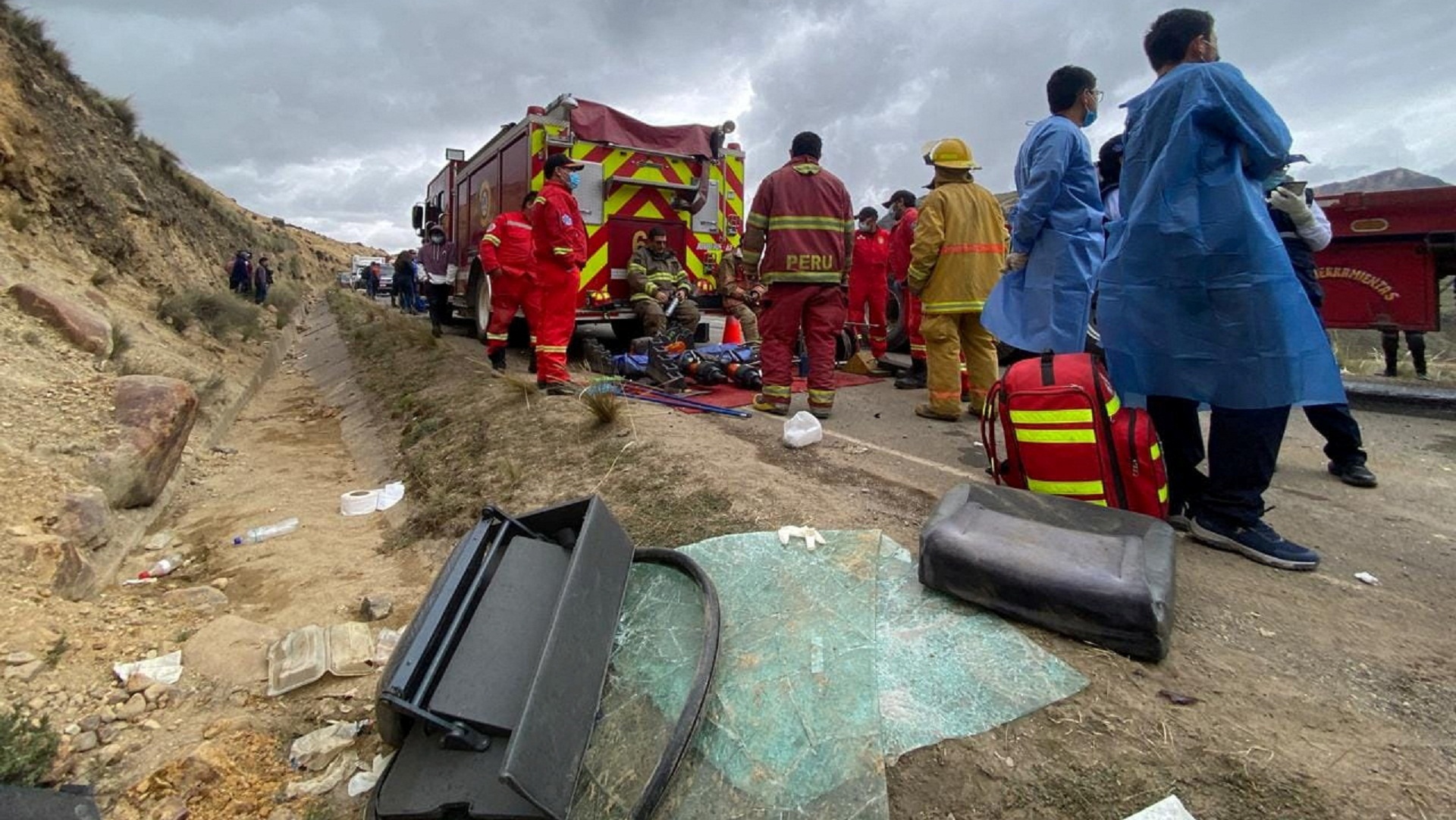 Τουλάχιστον 16 οι νεκροί στην πτώση λεωφορείου σε γκρεμό στο Περού