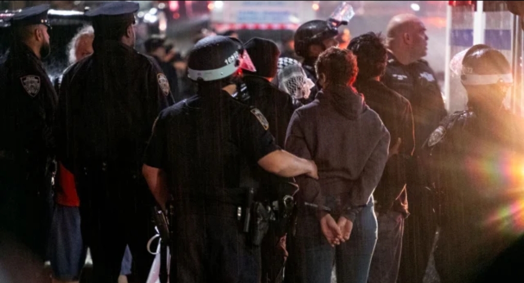 ΗΠΑ: Χειροπέδες σε 2.100 διαδηλωτές στα πανεπιστήμια – Οι μισοί σε Κολούμπια και City College δεν ήταν φοιτητές