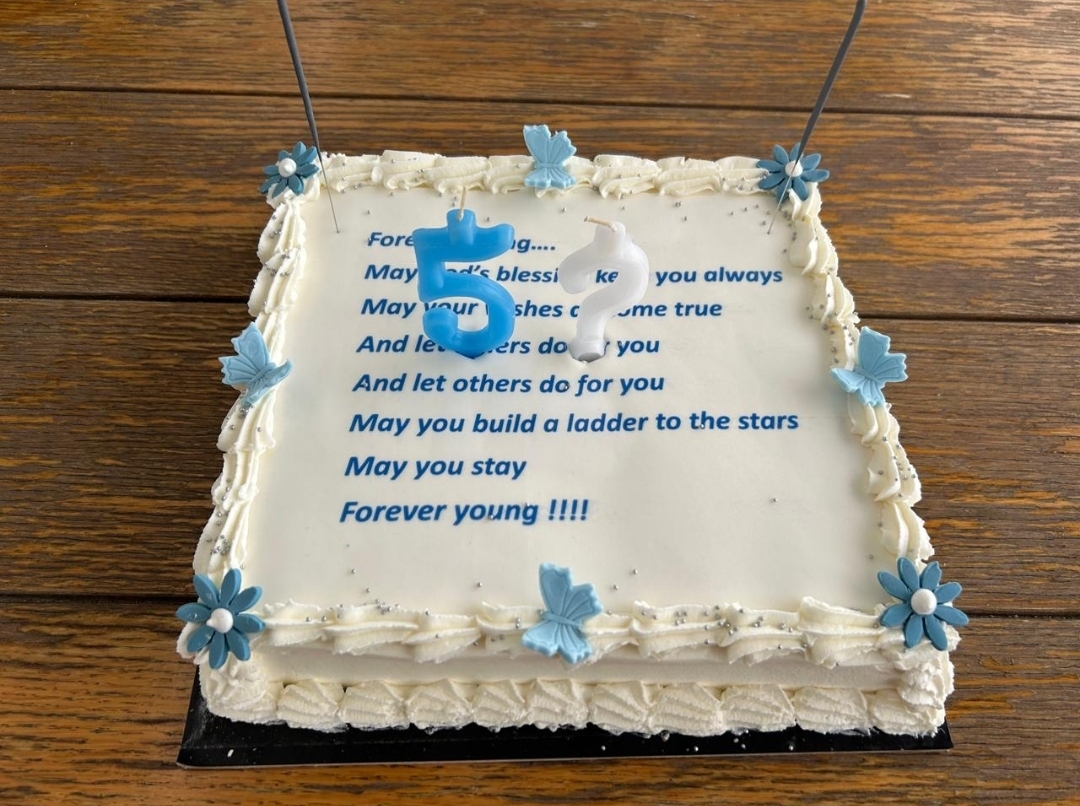 Η τούρτα έκπληξη που ετοίμασαν οι συνεργάτες του Σταύρου Καλαφάτη για τα γενέθλιά του