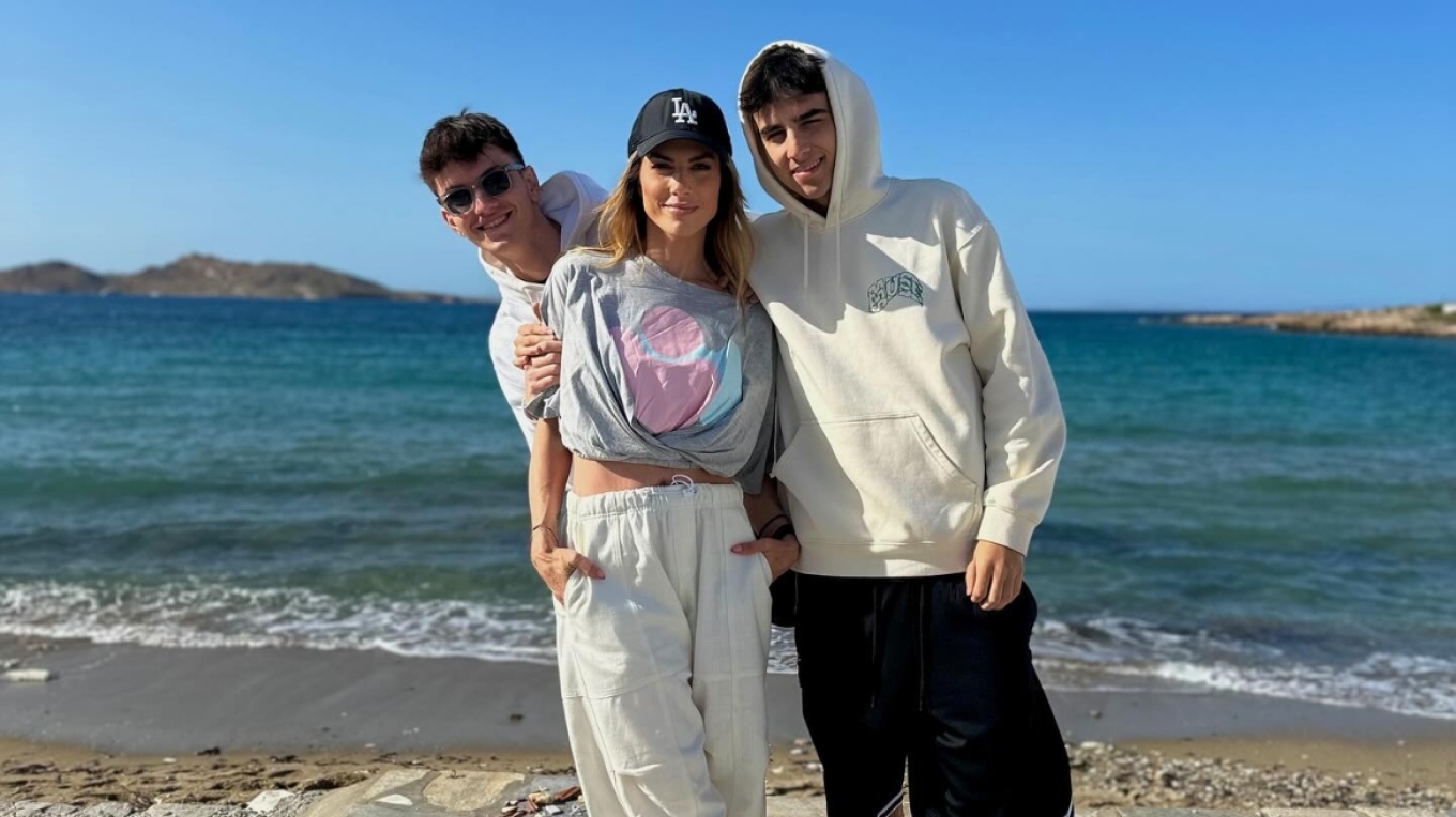 Ντορέττα Παπαδημητρίου: Στην Πάρο με τους γιους της – Δείτε φωτογραφίες