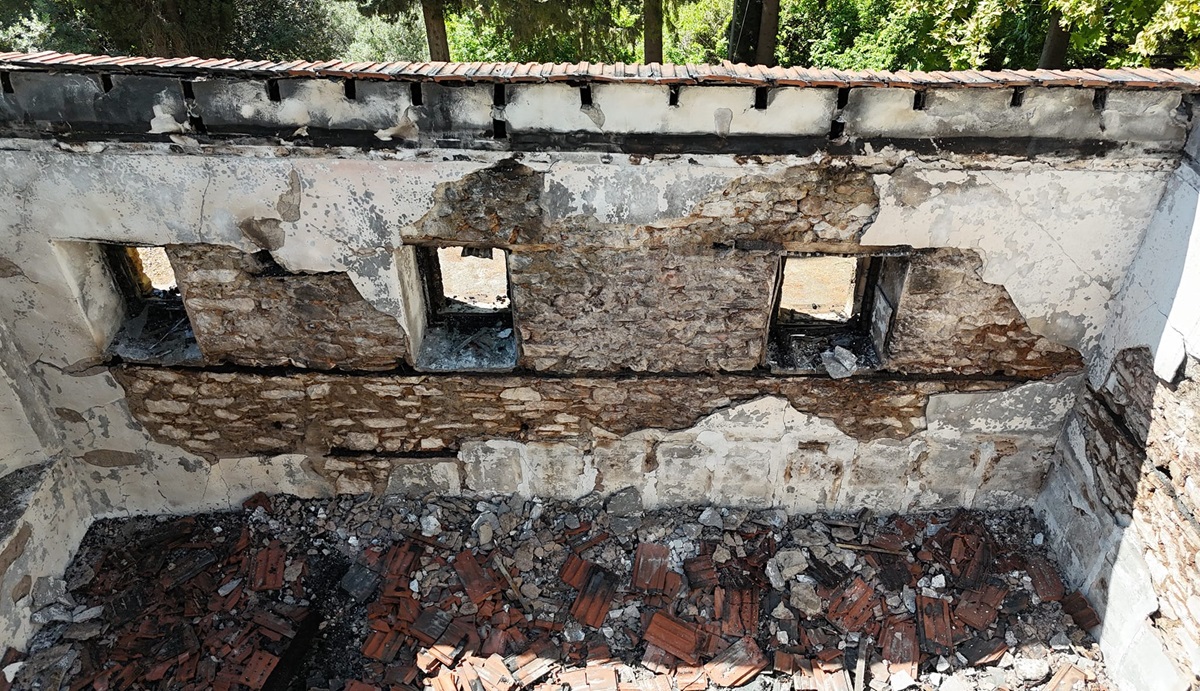 Κάηκε ολοσχερώς ιστορική εκκλησία 156 ετών στα Βράσταμα Χαλκιδικής – Δείτε φωτογραφίες