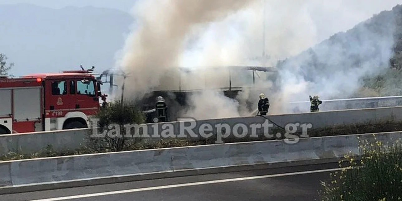 Στυλίδα: Κάηκε ολοσχερώς λεωφορείο – Σώοι οι επιβάτες κι ο οδηγός