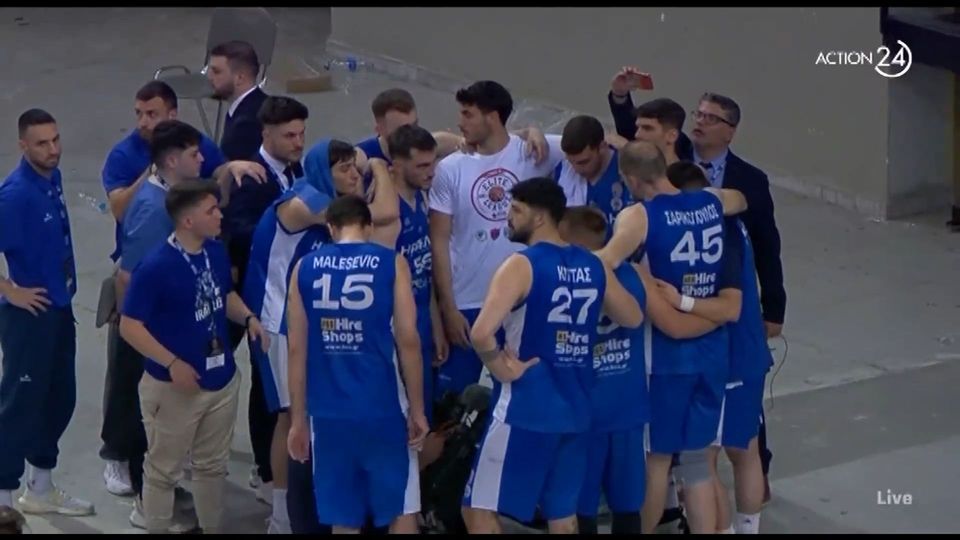 Συγκλονιστικές εικόνες: Οι στενοχωρημένοι παίκτες του Ηρακλή ακούν τους οπαδούς τους να τραγουδούν