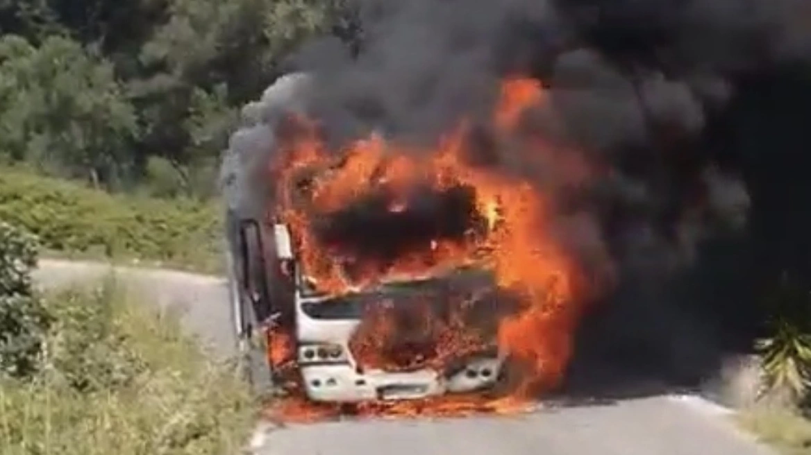 Τουριστικό λεωφορείο τυλίχτηκε στις φλόγες – Τρόμος για τους επιβάτες (Video)