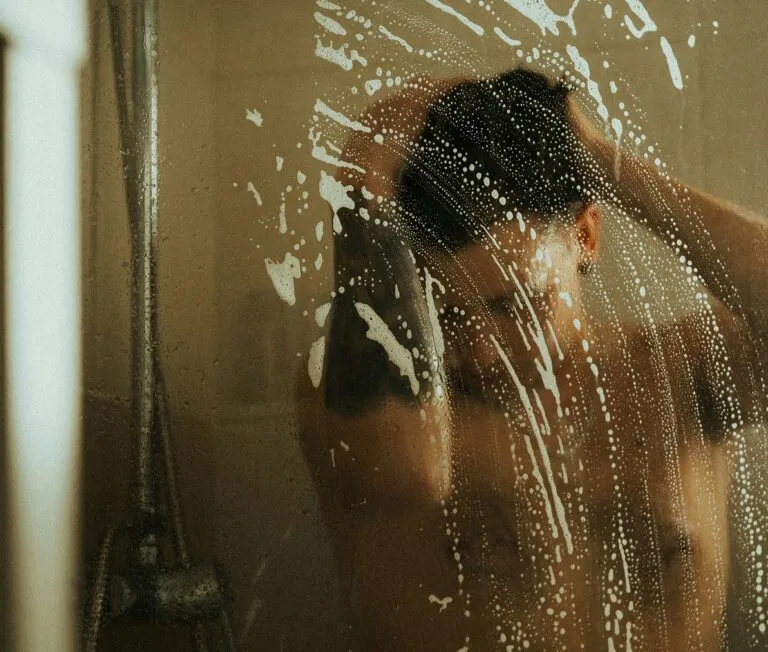 Πόσες φορές την εβδομάδα πρέπει να κάνουμε ντους; Τι απαντούν οι ειδικοί