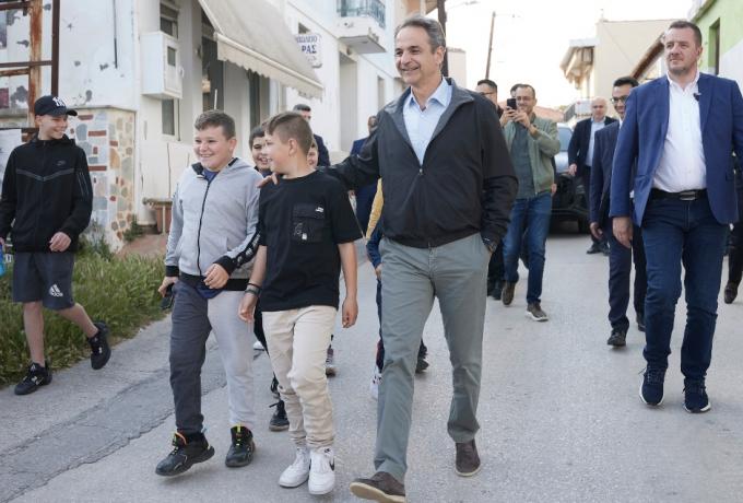 K. Μητσοτάκης σε παιδιά: «ΑΕΚ είστε; Έχετε καλές πιθανότητες για το πρωτάθλημα»!