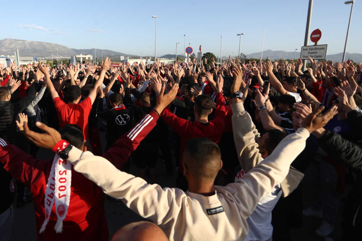 Ολυμπιακός: Αποθέωση των θριαμβευτών του Villa Park μετά την ιστορική νίκη στον ημιτελικό του Conference League (ΦΩΤΟ)