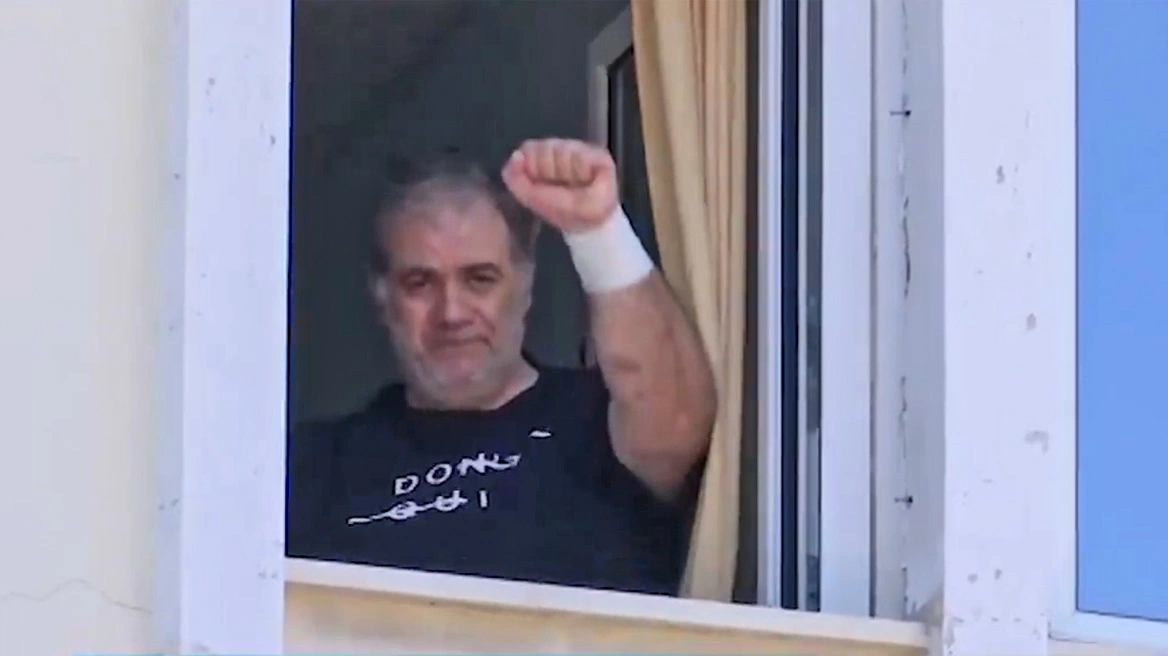 Δημήτρης Σταρόβας: Με σηκωμένη γροθιά και μήνυμα «Μην τα παρατάς» λίγο πριν το εξιτήριο (Video)