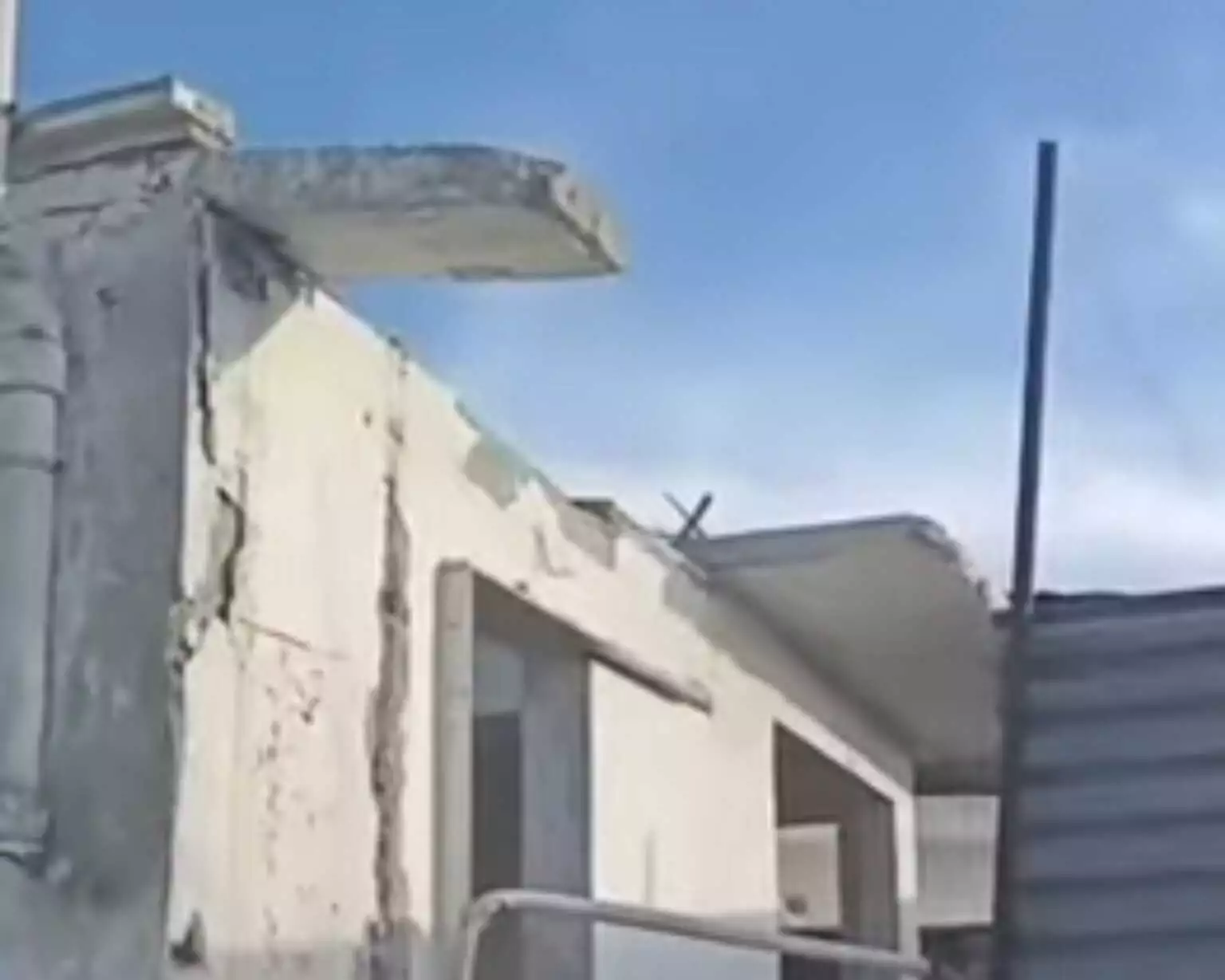 Θεσσαλονίκη: Σκοτώθηκε μπροστά στον πεθερό του όταν καταπλακώθηκε από οροφή σπιτιού (Video)