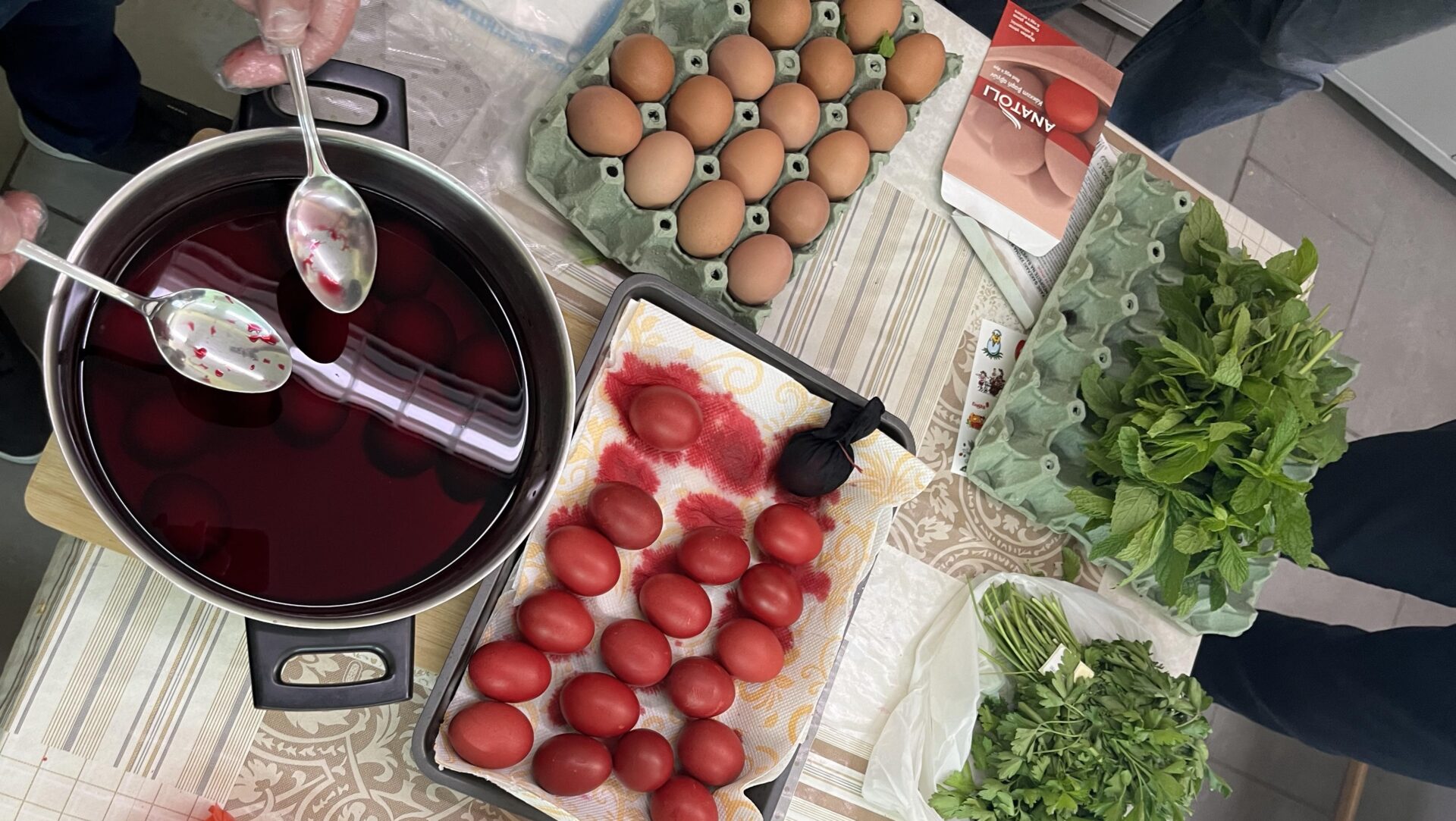 Θεσσαλονίκη: Άστεγοι και άνεργοι έβαψαν αυγά στην Κοινωνική Υπηρεσία της ΑΡΣΙΣ