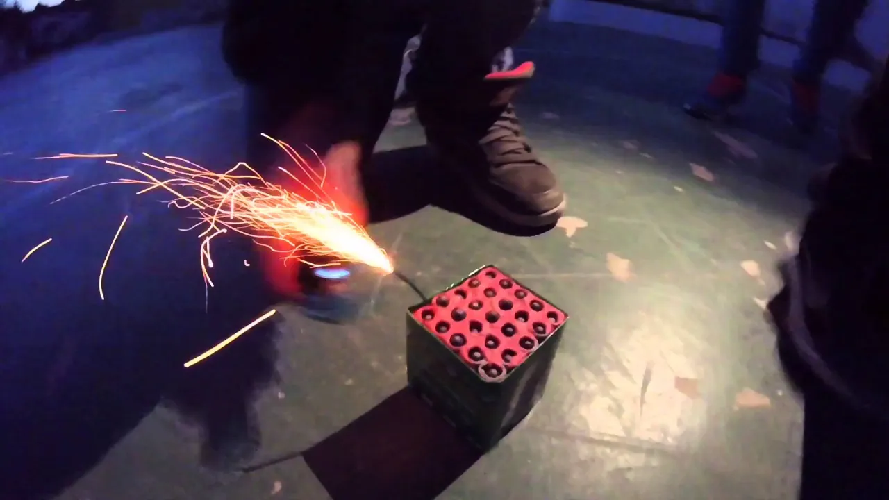 ΕΛΑΣ: «Έχασα τρία δάχτυλα» – Το βίντεο για τα βεγγαλικά και τα πυροτεχνήματα που «δεν είναι παιχνίδι»