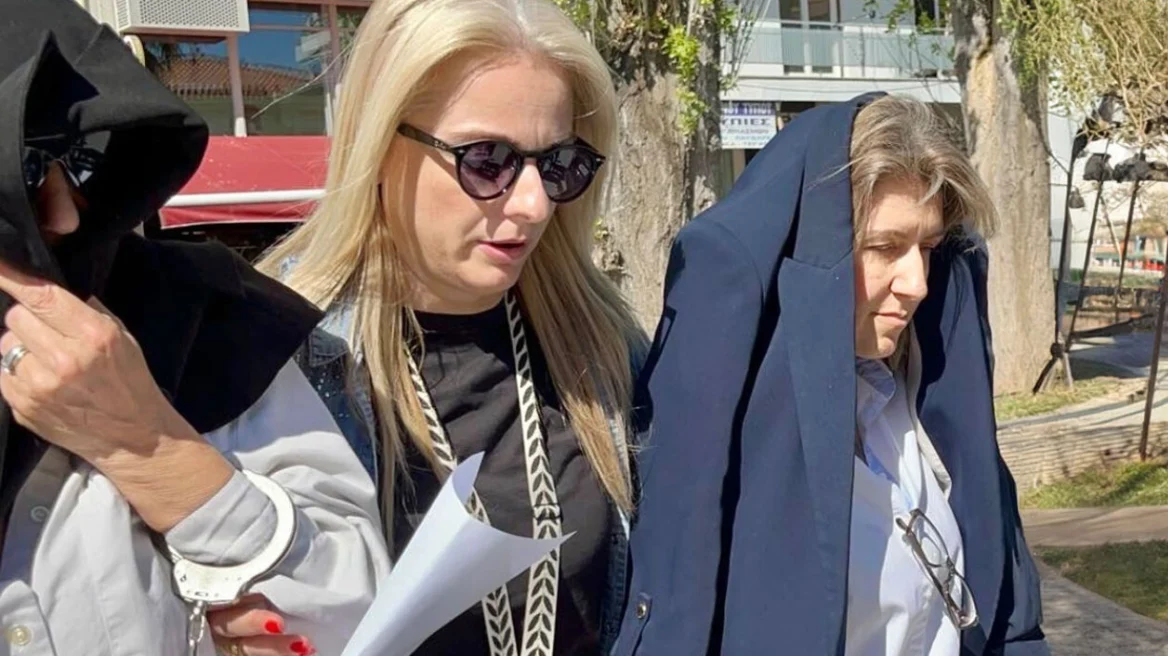 Χαλκίδα: Αποκαλούσαν «μεγάλη» την προϊοσταμένη της ΔΟΥ – «Τέσσερα χιλιάρικα εντάξει;» (ΦΩΤΟ)