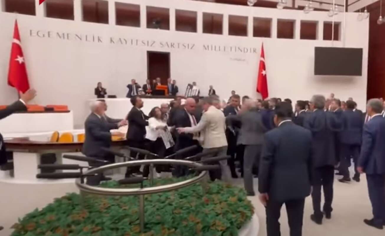 Τουρκία: Επεισόδια στην Εθνοσυνέλευση μεταξύ βουλευτών του Ερντογάν και του φιλοκουρδικού κόμματος (Video)