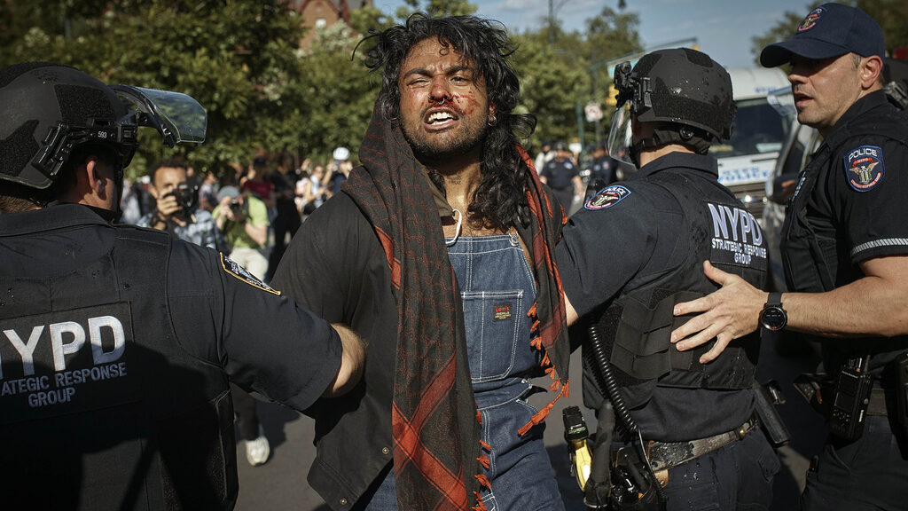 ΗΠΑ: 22 συλλήψεις μετά την εισβολή διαδηλωτών υπέρ  της Παλαιστίνης σε μουσείο της Νέας Υόρκης