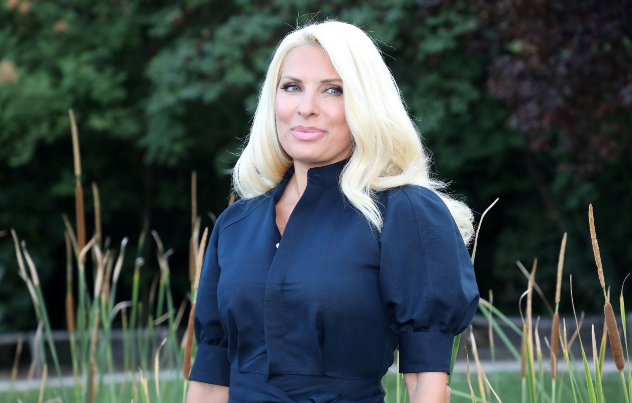 Έλένη Μενεγάκη: Αμακιγιάριστη και με ανέμελο hair look στέλνει καλοκαιρινές ευχές από την Άνδρο