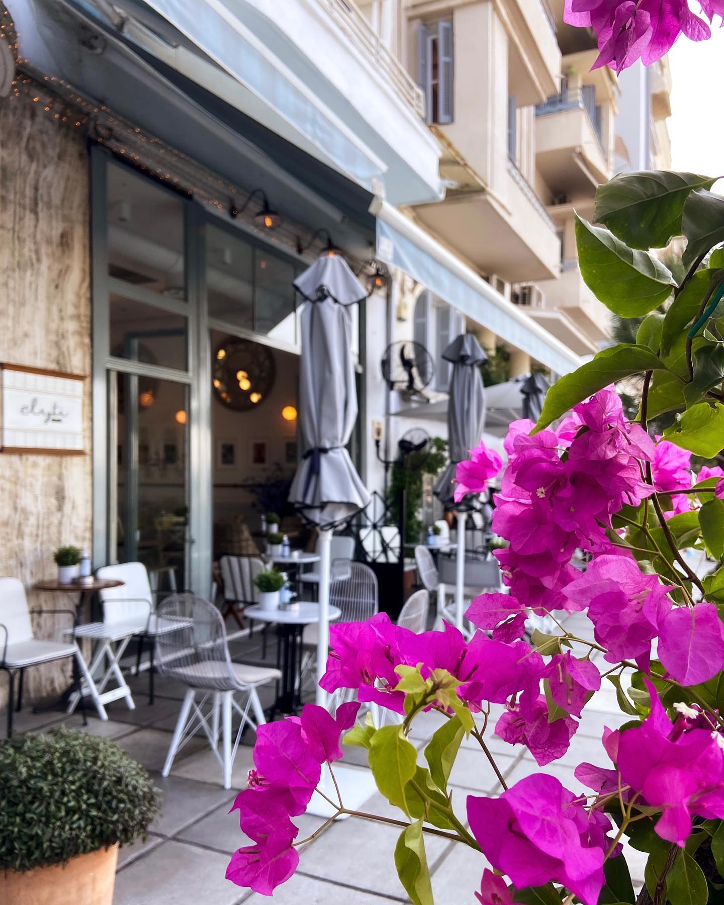 Elyti Cafe: Ένα cosy στέκι με τον Θερμαϊκό στο «πιάτο»