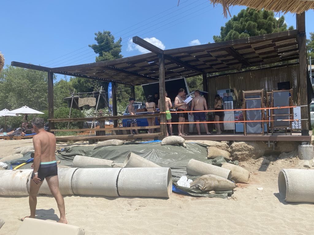 Ανεξέλεγκτη η αυθαιρεσία στην Ακτή Καλογριάς