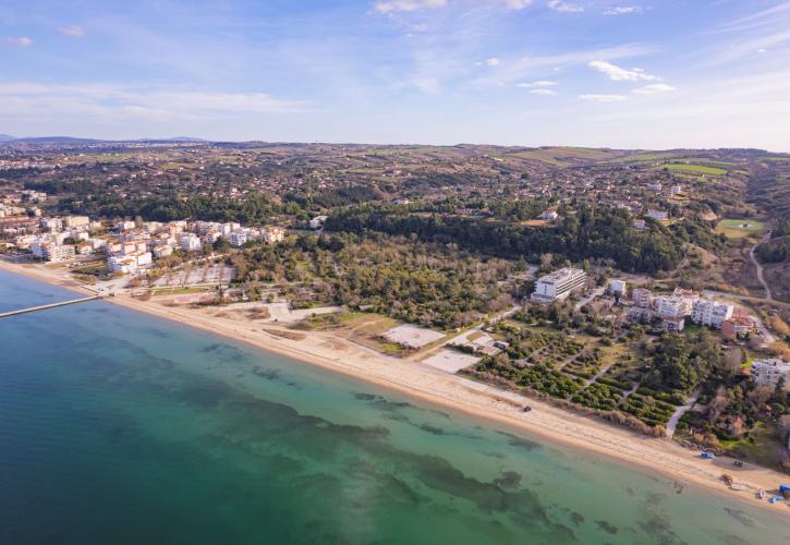 ΤΑΙΠΕΔ: 3 προσφορές για την αξιοποίηση του ακινήτου «Ακτή και Camping Αγίας Τριάδας»