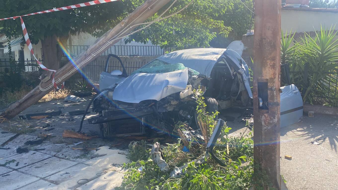 Θανατηφόρο τροχαίο στη Θεσσαλονίκη – Σε κολώνα καρφώθηκε το ΙΧ – Δείτε φωτογραφίες από το σημείο