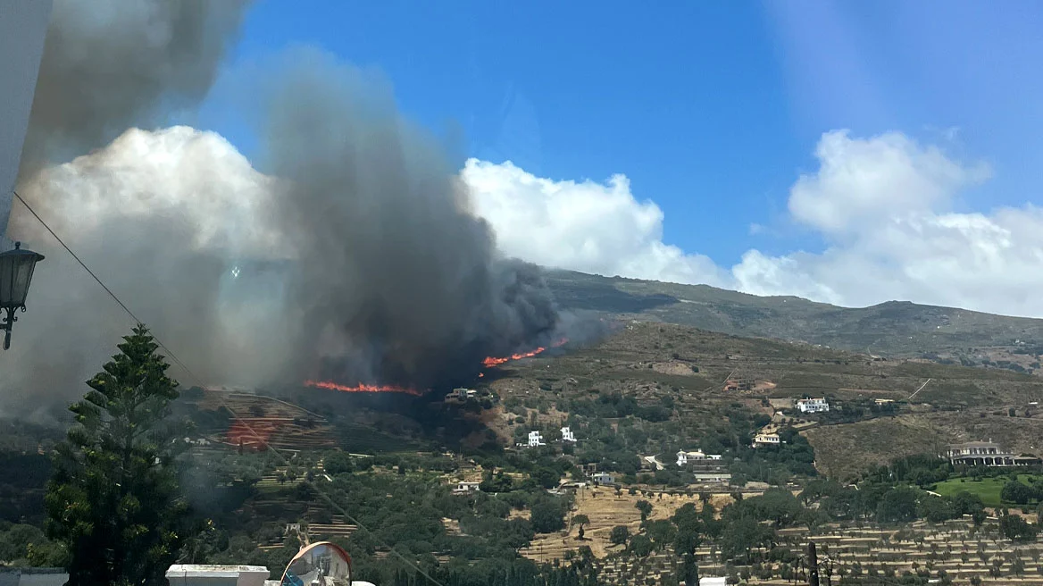 Μεγάλη φωτιά στην Άνδρο, εκκενώθηκαν τέσσερις περιοχές – Ενισχύσεις από την Αθήνα με 19 πυροσβέστες και 5 οχήματα (ΦΩΤΟ+Video)