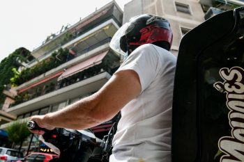 Καύσωνας: Αφόρητη η κατάσταση για τους διανομείς - Σε ποιες περιπτώσεις ζητούν παύση εργασιών
