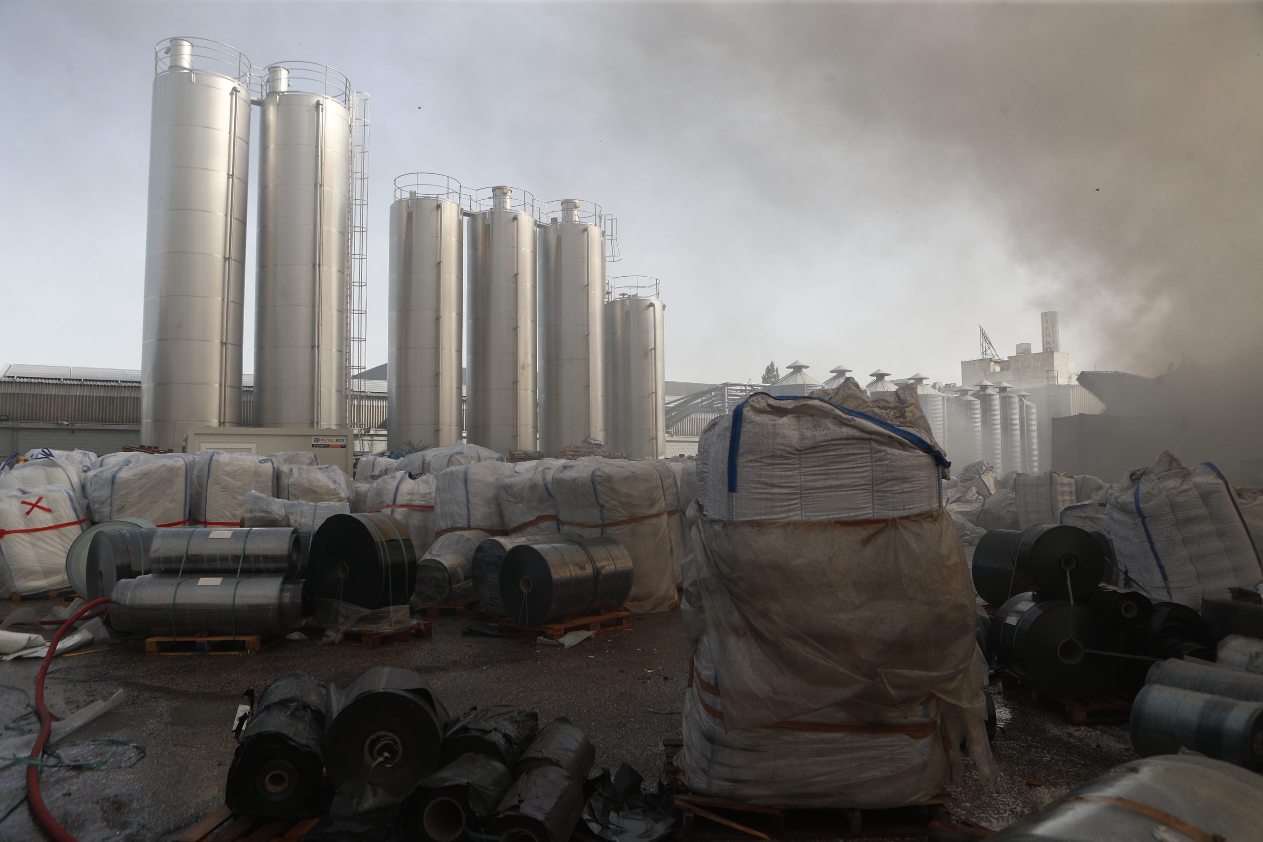 Φωτιά σε εργοστάσιο στην Κηφισιά: Σύζυγος της Μίνας Γκάγκα ο ιδιοκτήτης του εργοστασίου που κάηκε