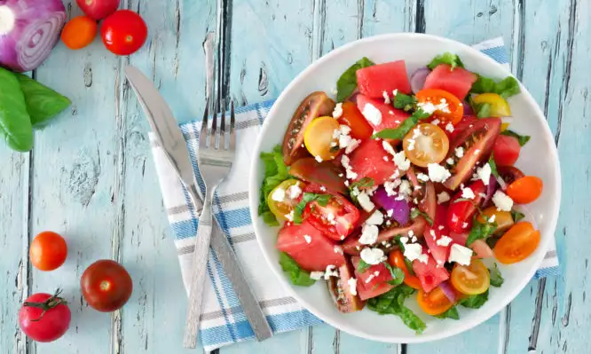 Ζέστη: Τα καλύτερα και τα χειρότερα τρόφιμα, σύμφωνα με τους ειδικούς