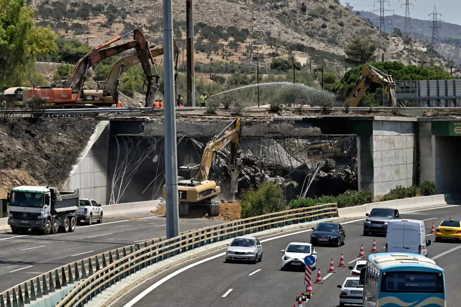Ισθμός: Έσκασε το λάστιχο και ανετράπη το βυτιοφόρο, υποστήριξε ο οδηγός – Πώς θα γίνει η επιστροφή των ψηφοφόρων