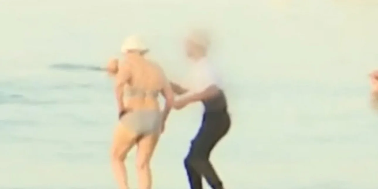 Απίστευτο: Κλέφτης αρπάζει αλυσίδα από τον λαιμό λουόμενης σε ζωντανή σύνδεση (Video)