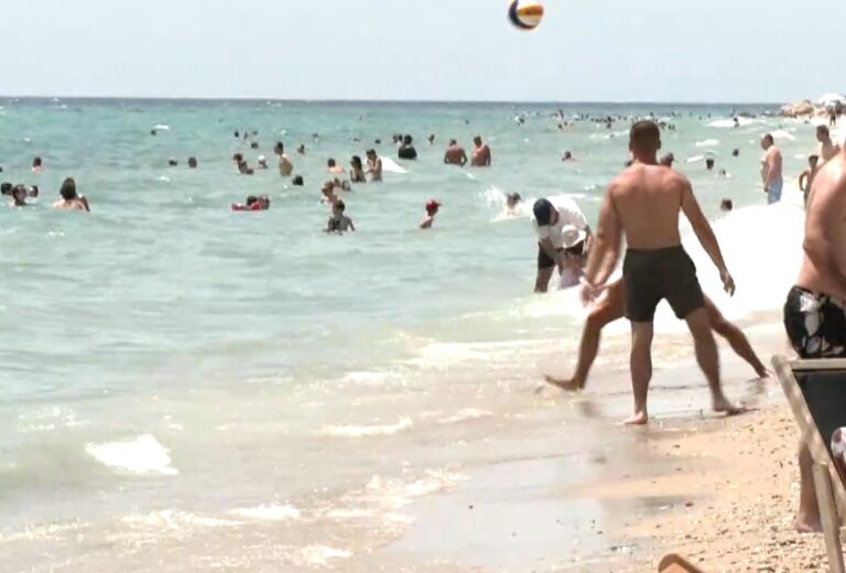 «Βουλιάζουν» από κόσμο οι παραλίες της Χαλκιδικής