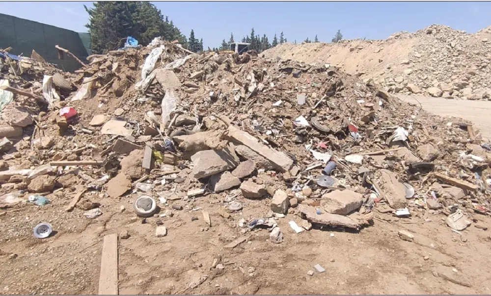 Θεσσαλονίκη: Πετούσαν με φορτηγό μπάζα και ογκώδη από κατεδαφίσεις σε χωράφι (ΦΩΤΟ)