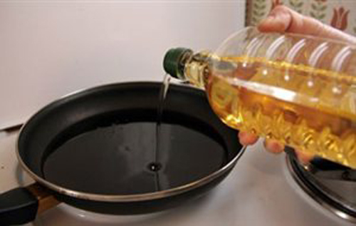 Θεσσαλονίκη: Σε νεροχύτες και τουαλέτες καταλήγει η συντριπτική πλειοψηφία των οικιακών τηγανελαίων