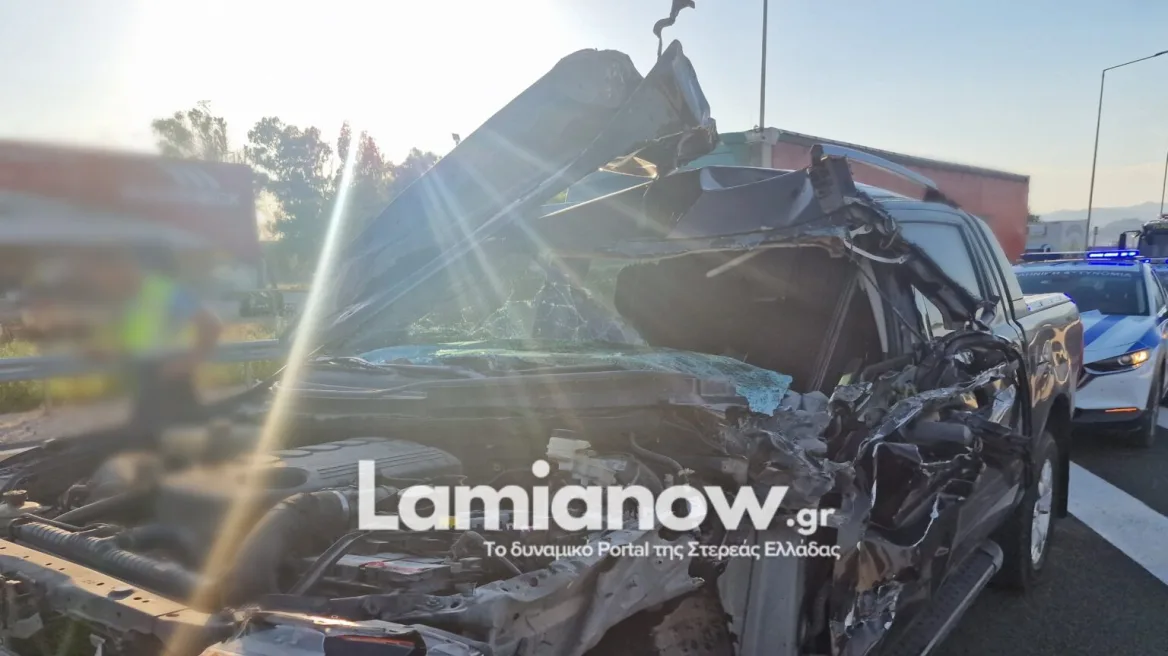 Αγροτικό «καρφώθηκε» στο πίσω μέρος φορτηγού στη Λαμία – Σώοι οι οδηγοί, δείτε φωτογραφίες