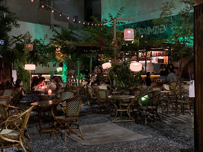 «Μπάρ / Μπά / Μπέν»:  Η αυλή που κάνει το καλοκαίρι στην πόλη όπως πρέπει να είναι