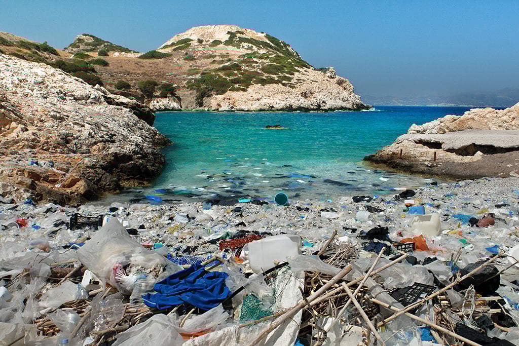 Τόνοι πλαστικών στις ελληνικές παραλίες: Τα ξενικά είδη, ο ανθρώπινος παράγοντας και η (μόνη) λύση