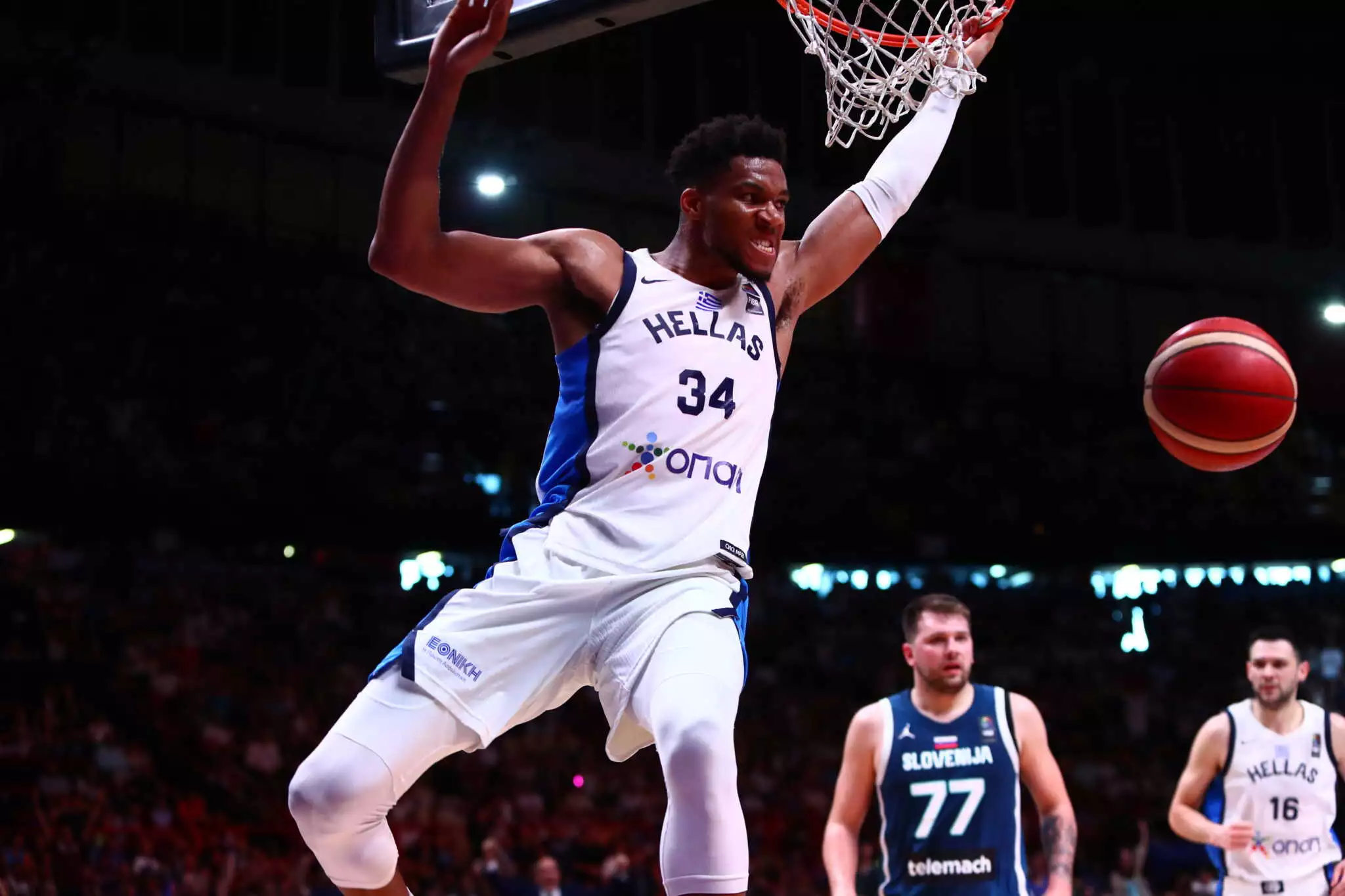 Eλλάδα – Σλοβενία: Το κάρφωμα του Γιάννη Αντετοκούνμπο και το χειροκρότημα της μητέρας του (Video)