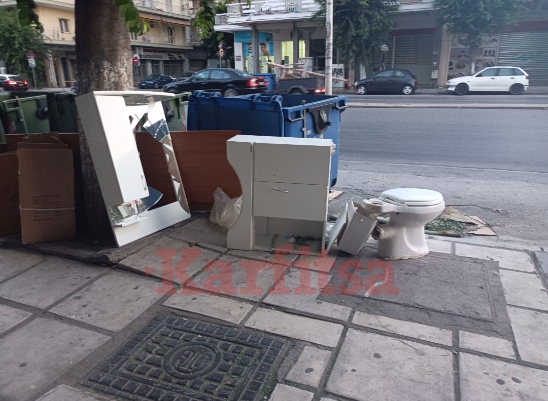 Θεσσαλονίκη: Πέταξε όλο το μπάνιο του στο δρόμο! (ΦΩΤΟ+Video)