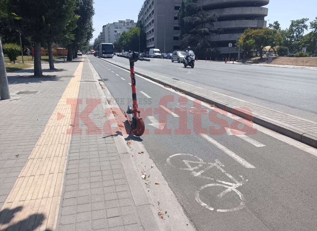 Θεσσαλονίκη: «Αδέσποτο» πατίνι στη μέση του ποδηλατόδρομου (ΦΩΤΟ+Video)
