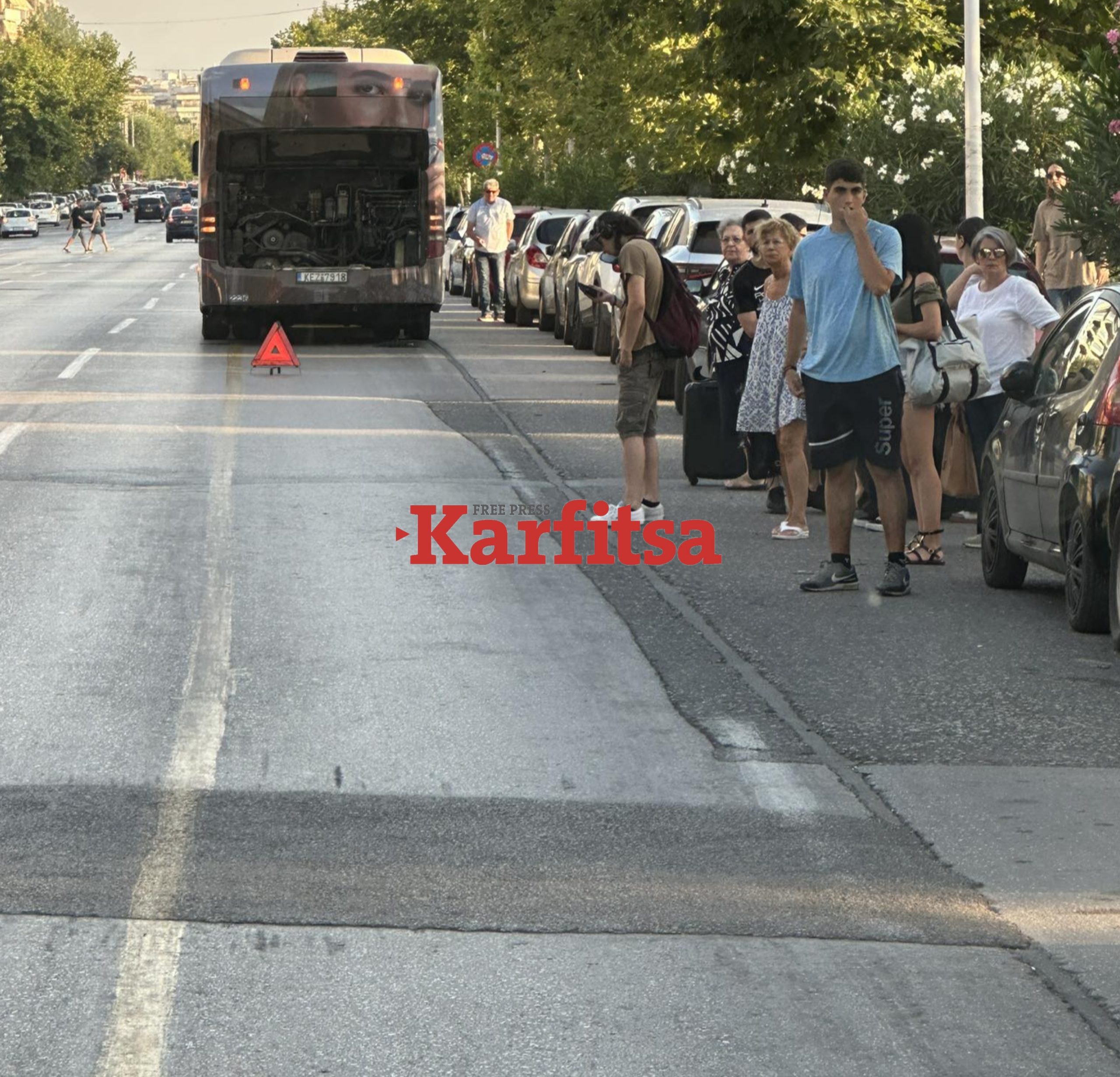 Θεσσαλονίκη: «Έμεινε» λεωφορείο στη Μ. Αλεξάνδρου λόγω μηχανικής βλάβης (ΦΩΤΟ)