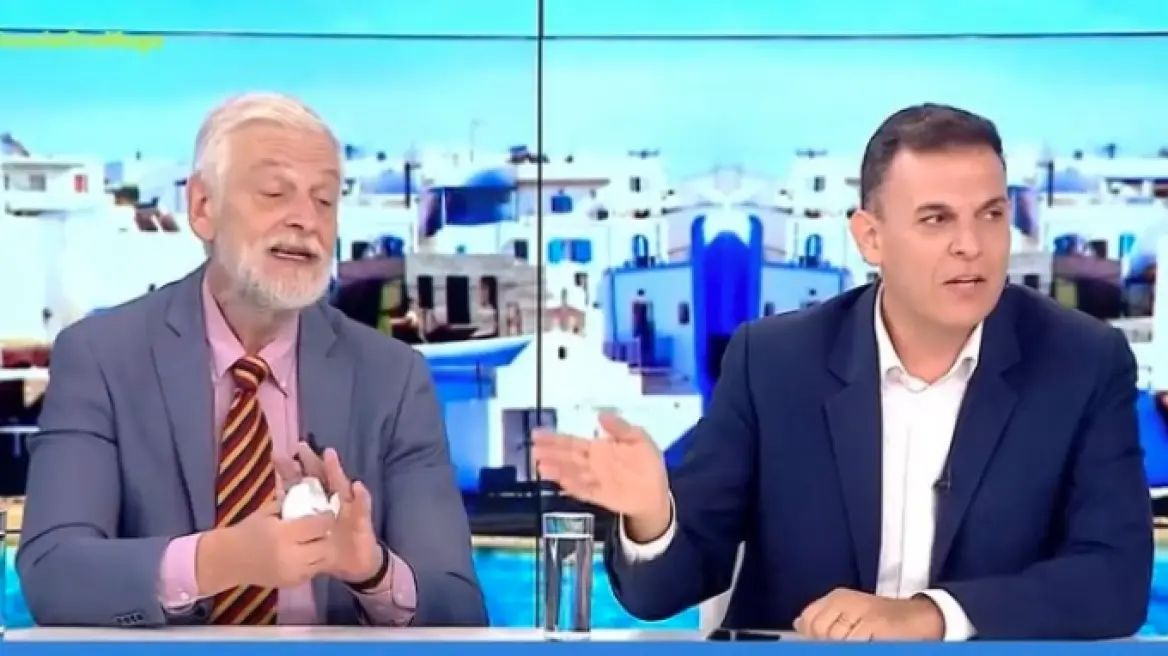 Άγριος καυγάς Λοβέρδου – Καραμέρου on air: Του τσαλάκωσε χαρτί με στοιχεία για την ακρίβεια